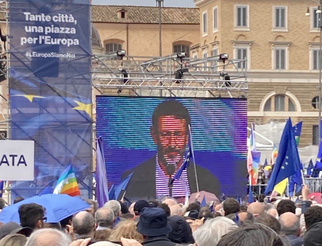 Michele Serra tijdens zijn openingstoespraak op de piazza del Popolo